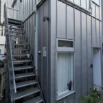 駅近・満室稼働中 一棟収益㌀ 木造合金メッキ鋼板葺（W造）2階建 検査済証有り